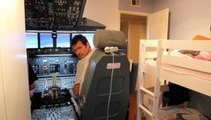 Il construit une réplique d'un cockpit de Boeing 737 dans la chambre de ses enfants