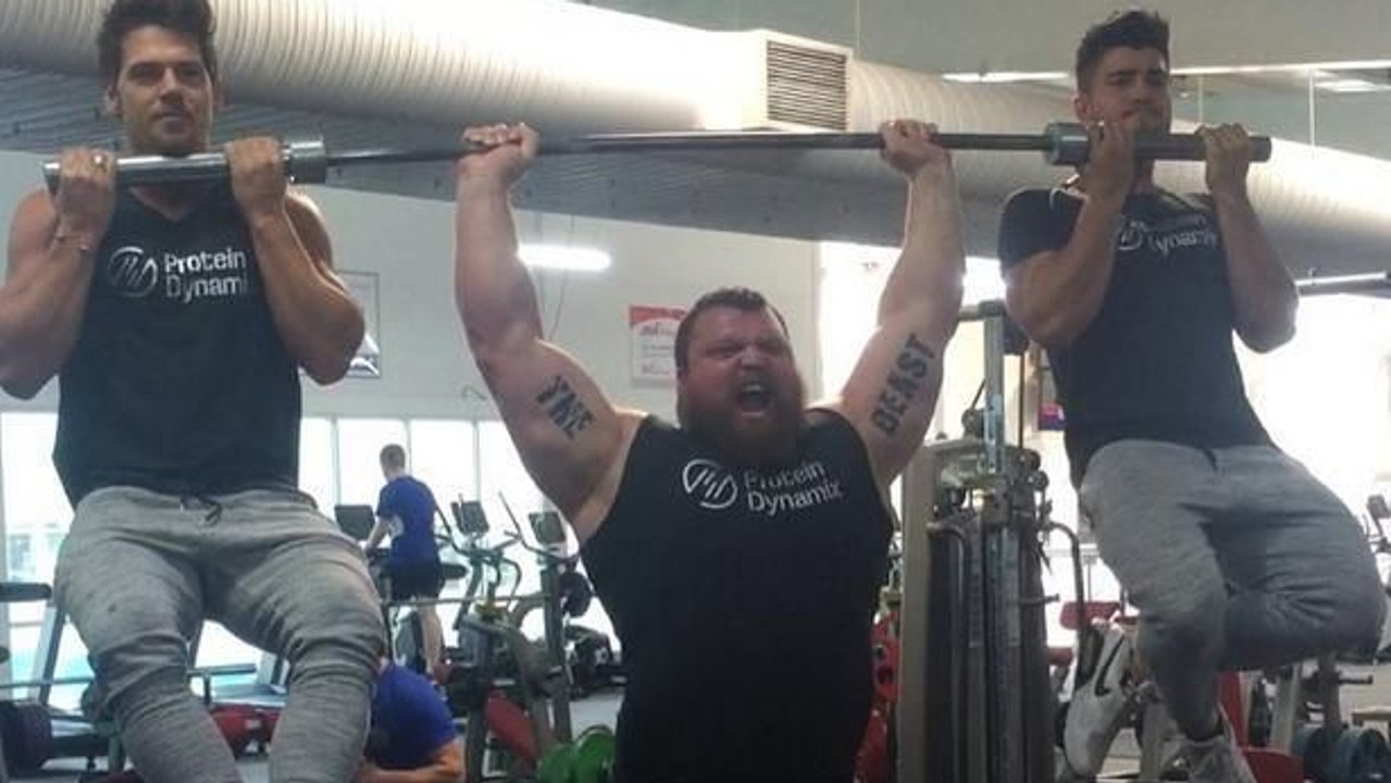 Tranquillement, Eddie Hall fait du développé couché avec le poids de... 2 hommes !