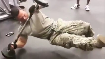 Un militaire s'entraîne de façon impressionnante à la salle
