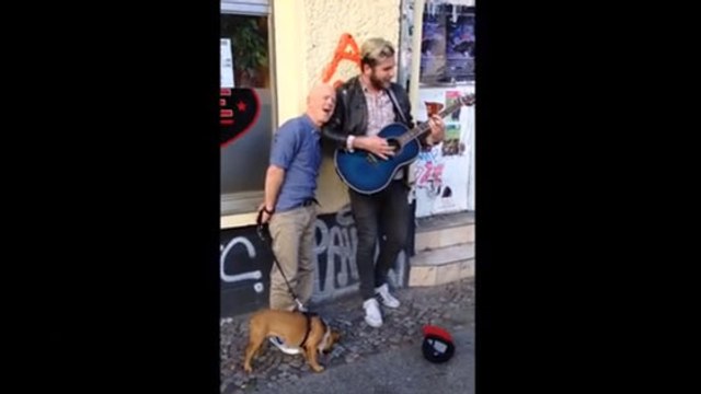 Un musicien de rue chante une chanson de Jimmy Somerville avant d'être rejoint par le chanteur