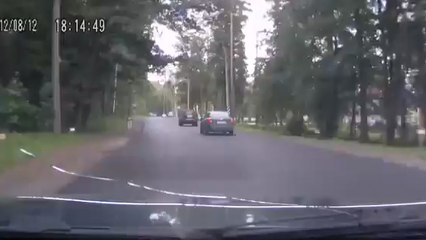 Cet automobiliste est parvenu à avoir un accident de voiture de manière synchro avec la musique qu’il écoute