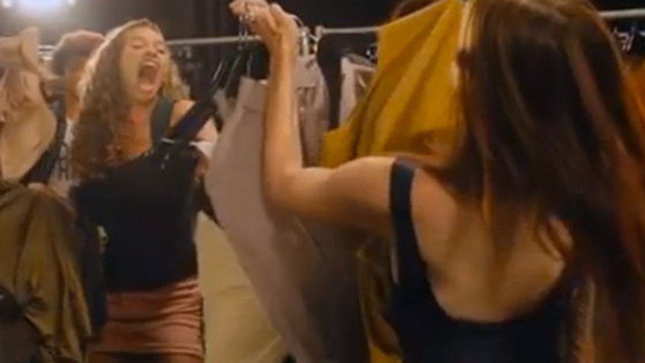 Regardez le shopping gratuit styliste Alexander Wang tourner à l'hystérie