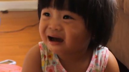 Découvrez comment ce papa parvient à faire arrêter sa fille de pleurer