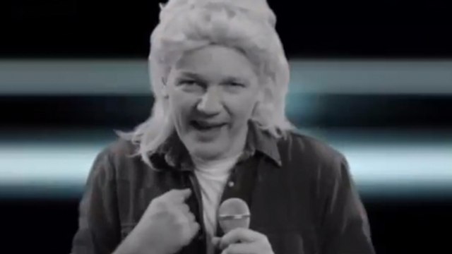 Julian Assange : Il se lâche dans un clip en jouant les chanteurs des années 80