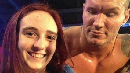 La star du catch Randy Orton a des yeux très baladeurs avec une fan...