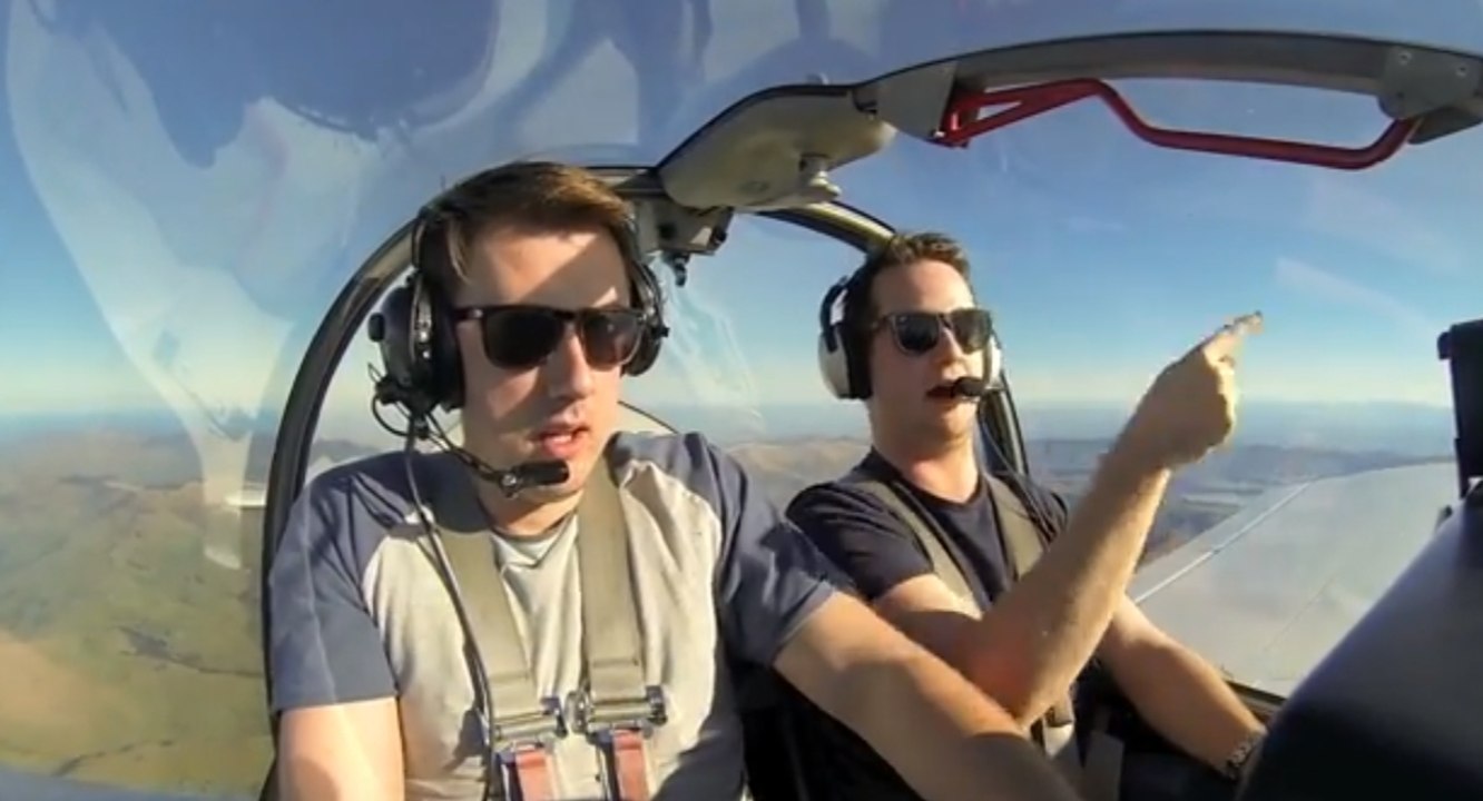 Un pilote d'avion amateur effraie son meilleur ami avec des acrobaties aériennes
