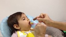 Pour forcer son bébé à manger, il l'appâte avec un Kit Kat