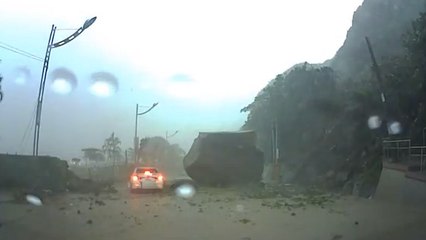 Taïwan : cette voiture a failli être écrasée par un énorme rocher
