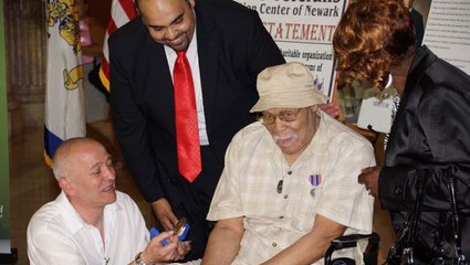 69 ans après, Willie Wilkins retrouve en France ses plaques militaires perdues pendant la 2e Guerre Mondiale