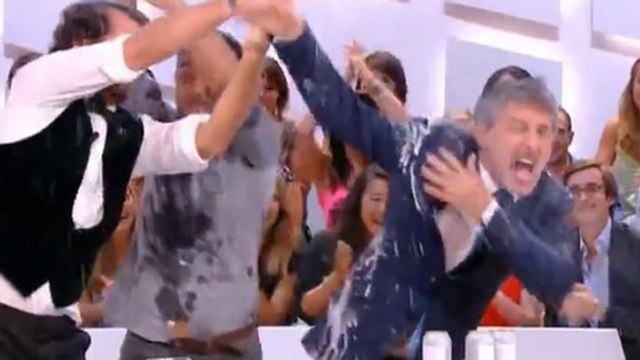 Le Grand Journal : Une bataille de bière pour Antoine de Caunes et Gilles Lellouche