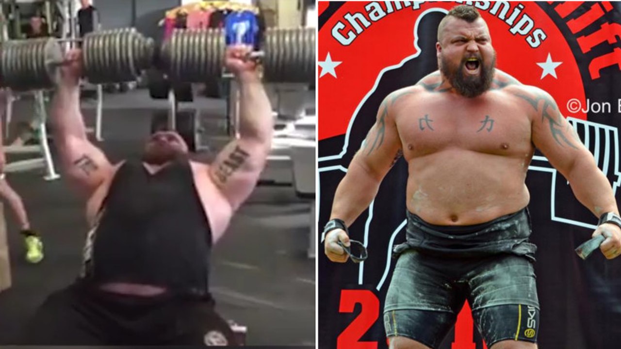 Le strongman Eddie Hall soulève des haltères de 100 kg dans chaque main