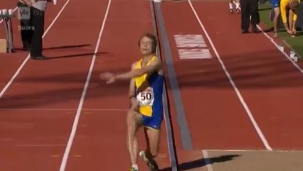 Victime de crampes, Fredrik Uhrbom semble imiter le jeu vidéo QWOP