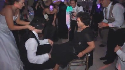 Un marié joue au jeu de la jarretière avec sa mère