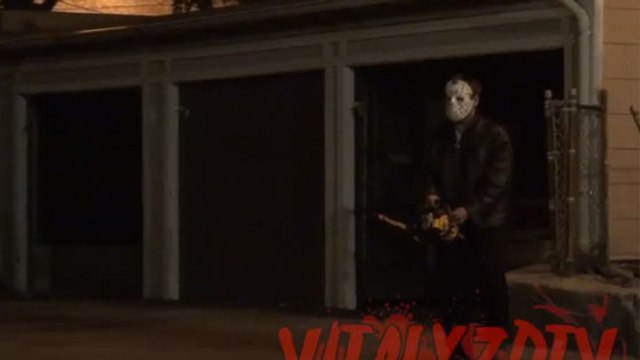 Caméra cachée : Armé d'une tronçonneuse, Vitaly se déguise pour faire peur aux passants