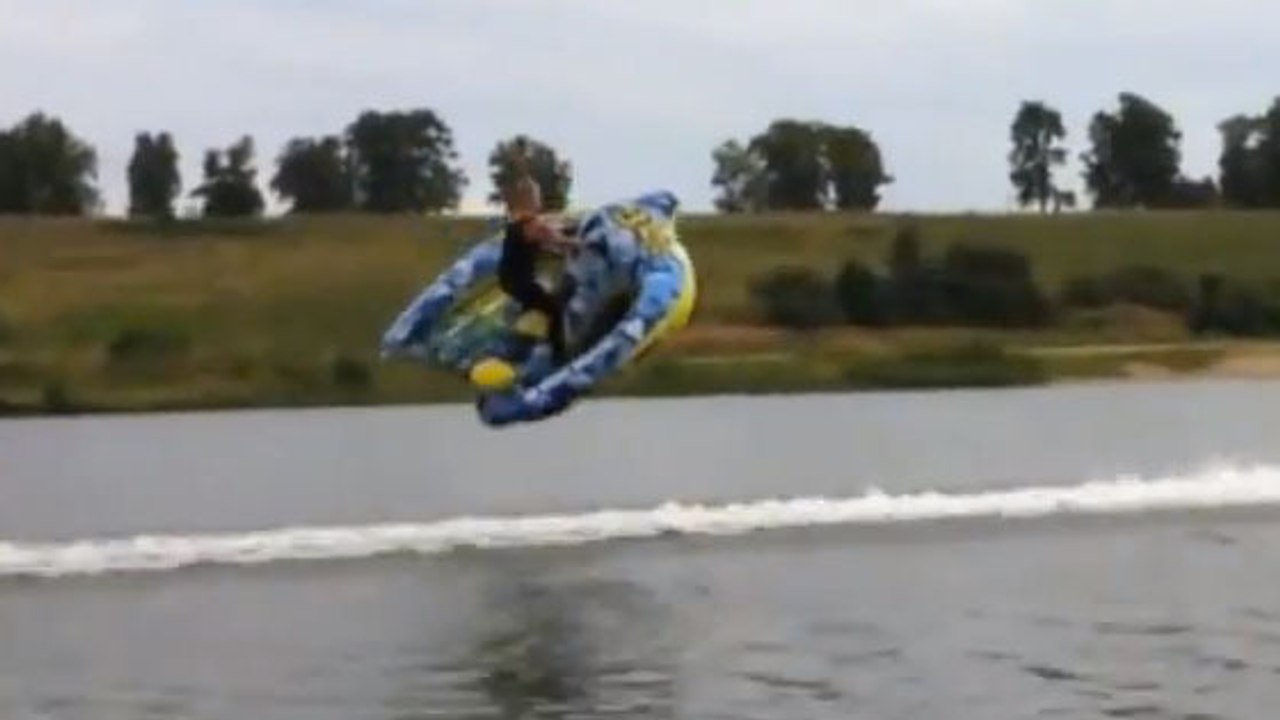 Ils utilisent une bouée tractable Manta Ray pour s'adonner à un sport de glisse démentiel
