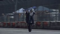 Avec sa moto, Bill Dixon fait des cascades incroyables
