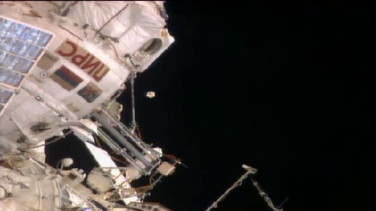 OVNI : Un astronaute de l'ISS filme un objet volant non identifié flottant dans l'Espace