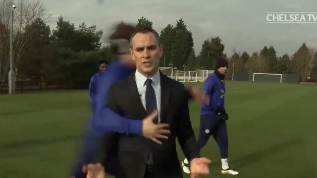 David Luiz plaque violemment au sol un journaliste en direct