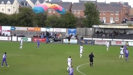 Un parachutiste atterrit d'urgence sur un terrain de football en plein match