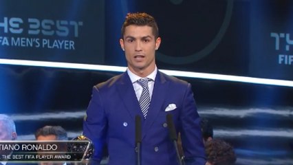 L'énorme troll de Cristiano Ronaldo au Barça et à Lionel Messi en recevant le trophée "The Best"