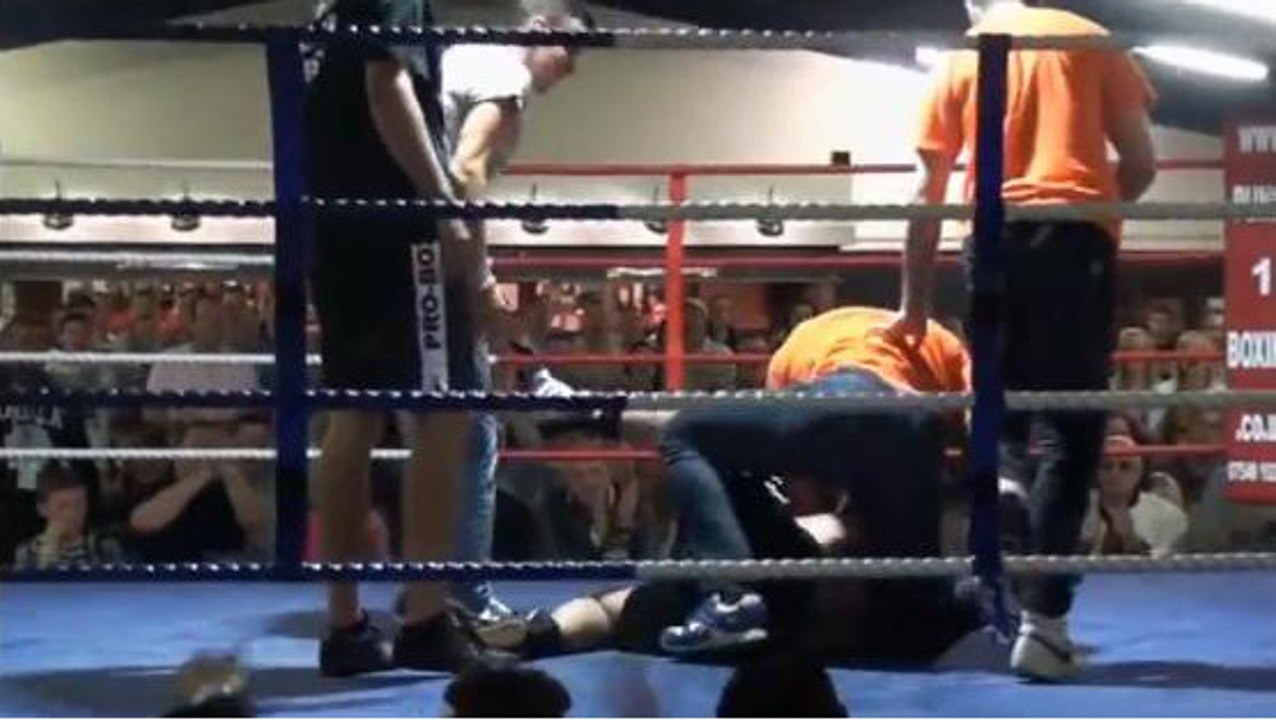 Regardez cet arbitre mettre K.O. un boxeur en plein combat amateur