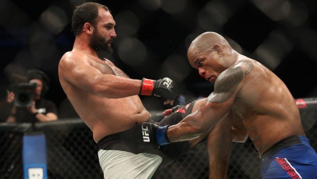 Johny Hendricks bat Hector Lombard pour son premier combat en poids moyen