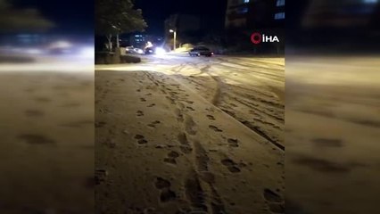 Yokuşta kayan araçlar zor anlar yaşadı