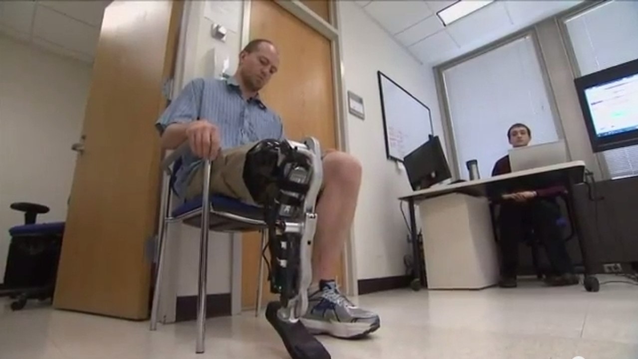 Amputé de la jambe, Zac Vawter est le premier homme à contrôler sa prothèse bionique par la pensée