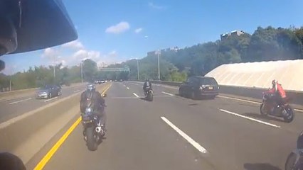 Après un accident, ce Range Rover se fait poursuivre par des motards dans New York