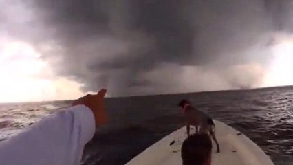 Tempête : Ces deux hommes affrontent cinq trombes marines à bord d'un petit bateau