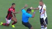 Luis Fabiano prend un carton rouge pour une simulation...de l'arbitre