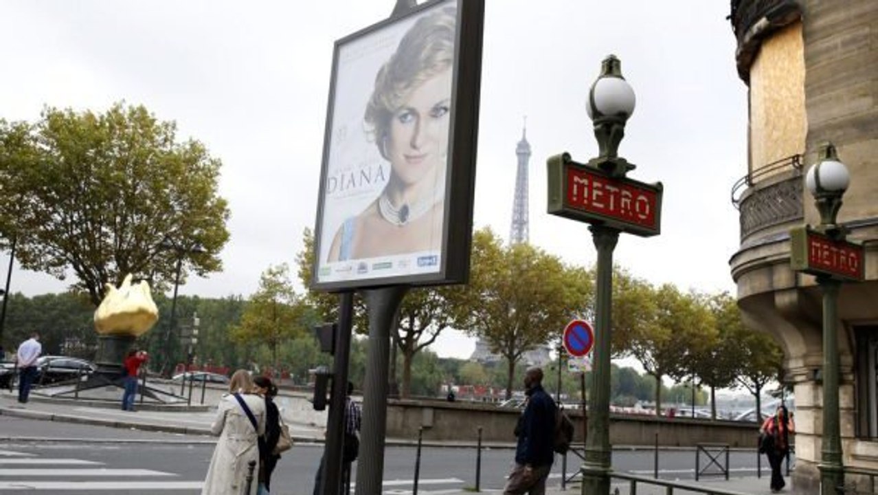 Diana : Une affiche du film installée devant le tunnel du pont de l'Alma