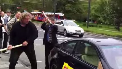 Furieux contre le SAV de BMW, il détruit sa voiture à coups de hache