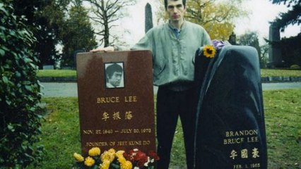 Mark Dabbs fait le tour du monde en visitant les tombes des personnalités célèbres