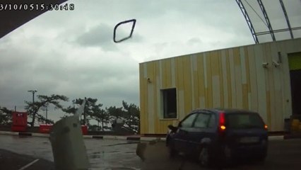 Ce piéton russe échappe de peu à un terrible accident avec une voiture