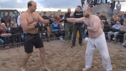 Un spécialiste d'aïkido participe à un combat de MMA dans le sable