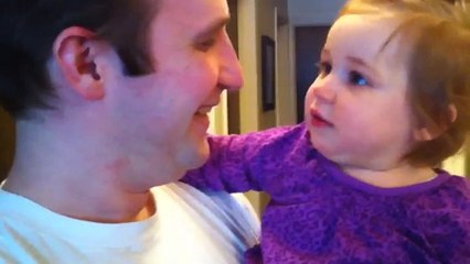 Ce bébé ne reconnaît plus son papa sans sa barbe