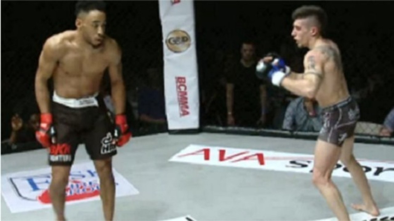 Ce combattant de MMA aurait mieux fait de ne pas faire son malin en dansant en plein combat