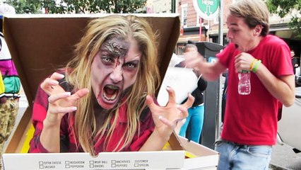 Caméra cachée : Une femme zombie se cache dans les boîtes à pizzas et effraie les passants