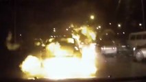 Russie : Une voiture prend spontanément feu en roulant