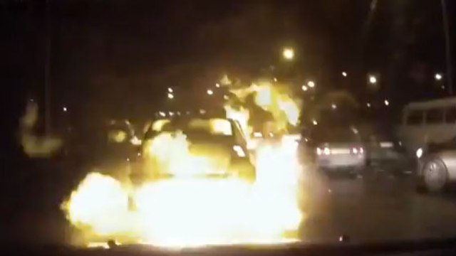 Russie : Une voiture prend spontanément feu en roulant