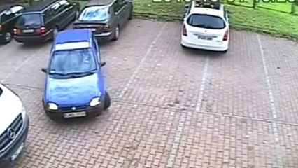 Découvrez le mal fou qu'a cette voiture à sortir de ce parking