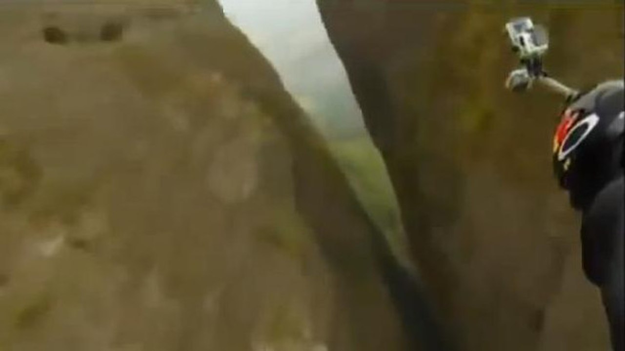 En wingsuit,  Jeb Corliss fait un saut incroyable entre deux falaises