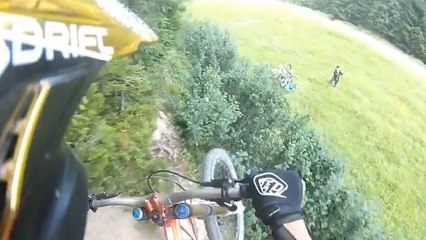 Un groupe de cyclistes argentins fait une chute impressionnante