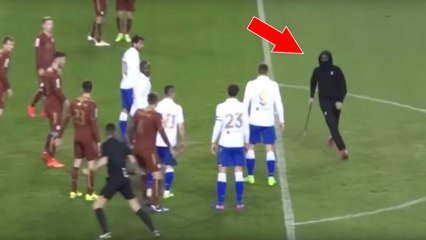 Un supporter entre sur le terrain pour menacer l'arbitre avec une barre de fer en Croatie