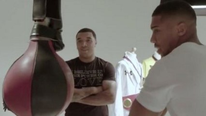 Anthony Joshua teste la puissance de son bras fort à la Punching Machine
