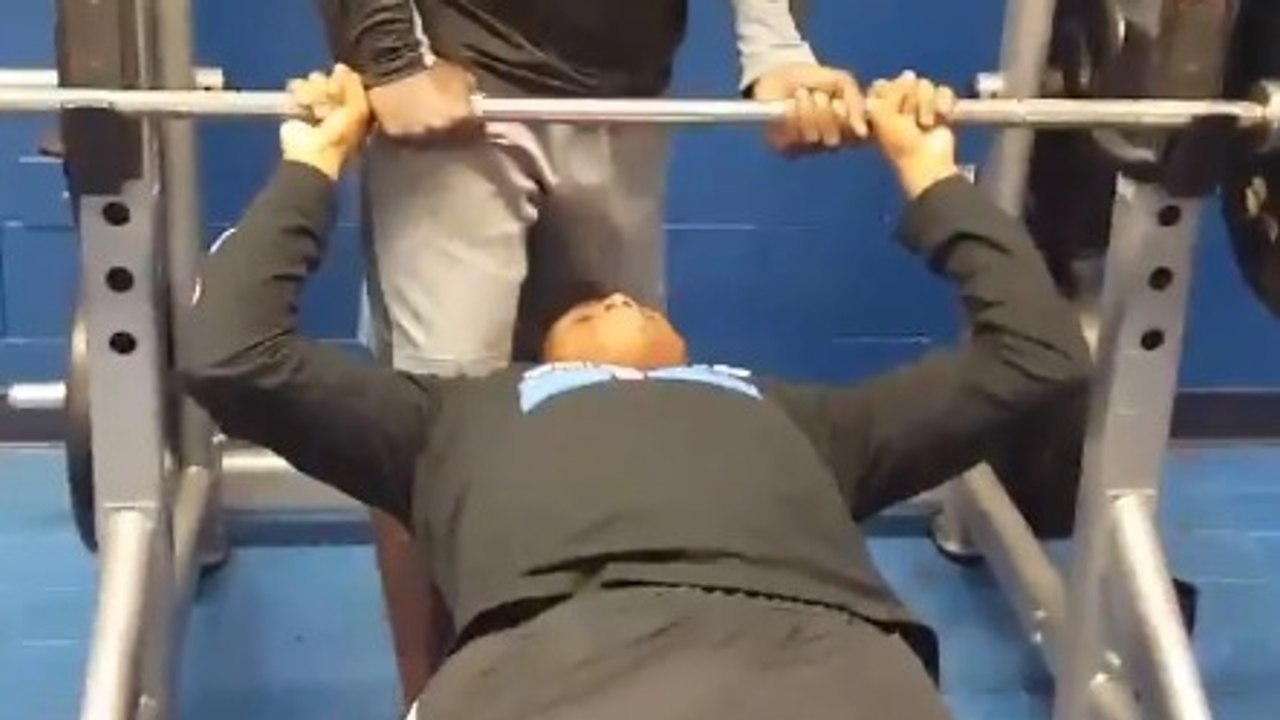 Il parie 20 dollars avec ses potes qu'il peut soulever plus que prévu, mais ça ne se passe pas comme prévu...