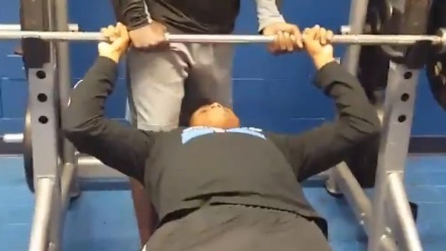 Il parie 20 dollars avec ses potes qu'il peut soulever plus que prévu, mais ça ne se passe pas comme prévu...