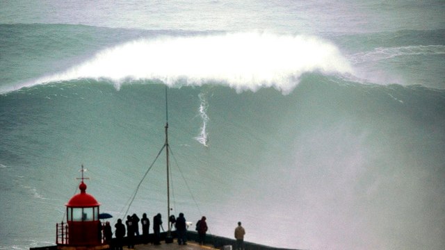 Maya Gabeira frôle la mort en voulant surfer une des plus grosses vagues du monde