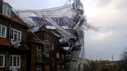 La tempête Christian démolit l'échafaudage d'un immeuble au Danemark